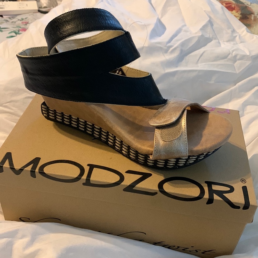 Popular Modzori reversible shoes. Black/Offwhite/Gold. Size 9 New in box.